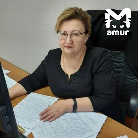 Заммэра Петропавловска Камчатского уволили за коррупцию Начальница управления экономического развития Елена Погорелова спелась с бывшим зампредом гордумы Саргисом Сарояном недавно его сняли с должности по такой же причине Он владел ларьками которые стояли на муниципальной земле собрал кучу нарушений и долгов Не смотря на это Погорелова не стала разрывать с ним договоры на аренду Также чиновница разрешила другому бизнесмену поставить торговый павильон рядом с жилым домом хотя это запрещено   Если не загружаются видео и фото наши новости есть в MAX