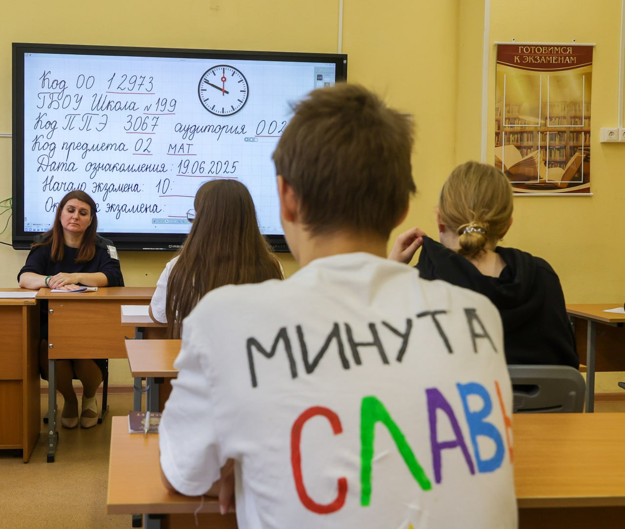 С первого сентября беготня по школьным коридорам отменяется. По крайней мере в 84 школах Новгородской, Ярославской, Тульской областей, ЛНР, Чечни и Мордовии. Там начнут тестировать баллы за поведение среди 1-8 классов. Предполагается, что поведение школьника будет оценивать классный руководитель, учитывая при этом мнения других учителей и администрации школы. Как вы считаете, нужны ли в школах оценки за поведение? Да, иногда родителям было бы полезно узнавать о поведении ребенка — Нет, они же не влияют на его знания —
