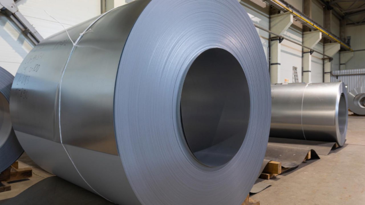 Северсталь усилила позиции на рынке плоского стального проката России обходя конкурентов   В прошлом году на отечественном рынке плоского стального проката произошли изменения в расстановке сил компания Северсталь увеличила долю продаж до 33 сместив с лидирующих позиций ММК чья доля снизилась до 30 На третьей позиции сохранился НЛМК с 23 а импортная сталь слегка укрепила присутствие увеличившись с 11 до 12 Об этом сообщает Коммерсантъ Внутренние продажи продолжают оставаться наиболее прибыльными для металлургических компаний в то время как экспортные поставки приносят меньше дохода Для укрепления позиций на рынке Северсталь делает ставку на новые продуктовые решения расширение инженерных и логистических возможностей а также выпуск продукции дальнейшей переработки В 2025 году компания реализовала 11 24 млн тонн металлопродукции при этом отгрузки чугуна и слябов увеличились более чем в два раза до 1 16 млн тонн Производство стали сократилось на 5 до 4 52 млн тонн а продукция с высокой добавленной стоимостью снизилась на 1 составив 5 56 млн тонн Эксперты отмечают что рост на внутреннем рынке обеспечивается прежде всего за счёт металлоконструкций и изделий глубокой переработки востребованных в строительстве автопроме и железнодорожном машиностроении Замещение импорта и ужесточение стандартов в машиностроении создают новые возможности для отечественных производителей ММК в свою очередь компенсирует потерю доли внутреннего рынка увеличением экспортных поставок которые в 2025 году выросли на 48 до 2 млн тонн что стало рекордным показателем с 2022 года В сфере длинного проката заметен особый спрос на арматуру и сортовой прокат с улучшенными характеристиками где клиенты готовы платить за спецификацию и сервисные услуги Цены на металл внутри страны остаются выше экспортных что повышает конкуренцию особенно на фоне укрепления рубля и ожидаемого снижения ключевой ставки   Увидели интересную ситуацию на производстве или в логистике Делитесь новостями фото и видео с редакцией pgm editorial   новости industrialRussia