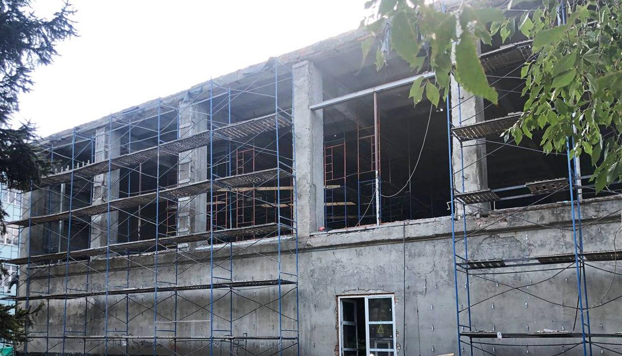 Новая кровля для спорткомплекса Олимп спорт В Луганске завершены работы по устройству новой кровли на спорткомплексе Олимп спорт Специалисты обновили кровельные конструкции утеплили их и установили современное покрытие Кроме того внутри здания идет капитальный ремонт раздевалок и бассейна который планируется завершить к концу года Скоро здесь возобновятся занятия по плаванию и региональные соревнования