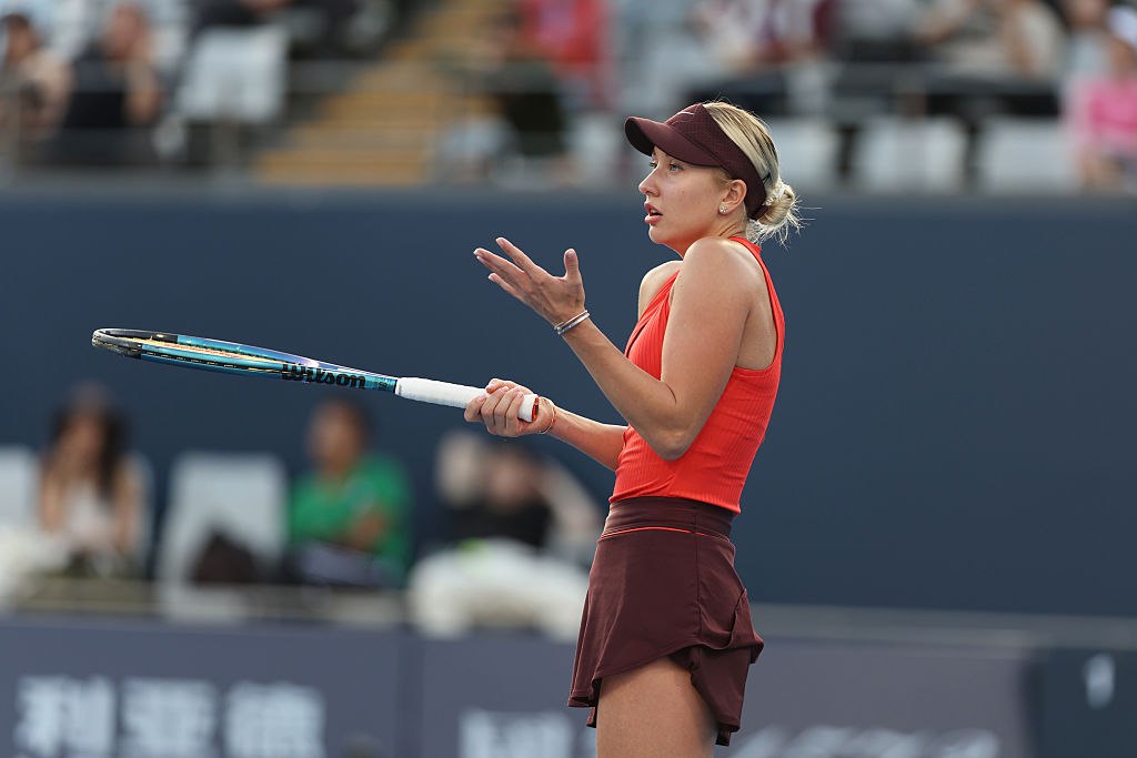 Восьмая ракетка России Анастасия Потапова будет выступать за Австрию Российская теннисистка Анастасия Потапова сообщила что с 2026 года будет представлять Австрию Об этом она написала в Instagram принадлежит Meta компания признана экстремистской и запрещена в России По словам 24 летней Потаповой она также получит гражданство Австрии где чувствует себя как дома Потапова занимает 51 е место в рейтинге Женской теннисной ассоциации WTA и восьмое среди россиянок Она станет первой ракеткой Австрии лучшая из теннисисток страны Юлия Грабер занимает 94 е место в рейтинге Потапова выиграла три турнира в одиночном разряде в том числе один в этом году в феврале в румынской Клуж Напоке В 2016 м она выиграла юниорский Уимблдон В декабре 2023 го Потапова вышла замуж за теннисиста Александра Шевченко но менее чем через год они развелись Шевченко сменил гражданство на казахстанское Getty Images Подписаться на РБК Спорт