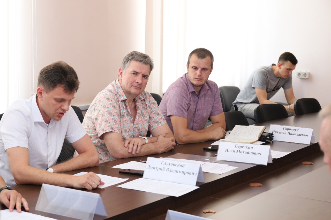 В Социальном комитете обсудили развитие сферы здравоохранения в республике  В Социальном комитете состоялось заседание с участием заместителя министра здравоохранения ЛНР Дмитрия Глуховского, руководителя ГУП ЛНР «Лугмедфарм» Ивана Березкина и председателя Аккредитационной комиссии по аккредитации специалистов с фармацевтическим образованием в ЛНР Николая Горбарука.   Председатель профильного комитета Иван Санаев сообщил, что в рамках заседания присутствующие обсудили следующие вопросы:    доступность и расширение ассортимента лекарственных препаратов для жителей отдаленных территорий республики;   борьба с онкологией и сахарным диабетом в регионе;   пути устранения дефицита кадров в сфере здравоохранения.   «Доступность лекарственных средств в отдаленных населенных пунктах республики – тема, которая остается на контроле и прорабатывается нашим комитетом совместно с представителями сферы здравоохранения уже давно, – отметил парламентарий. – Важно, что все профильные органы власти и ведомства действуют сообща, чтобы наладить ситуацию с лекарствами в республике как можно быстрее».  Иван Санаев подчеркнул, что приоритетным направлением является оказание своевременной помощи гражданам, страдающим онкологическими заболеваниями и сахарным диабетом.   «Граждане с онкологическими заболеваниями, а также люди, страдающие сахарным диабетом, получают в медучреждениях республики необходимые медикаменты бесплатно. Это является важной мерой государственной поддержки, направленной на повышение доступности лечения и улучшение качества жизни этих категорий пациентов», – отметил председатель Социального комитета.