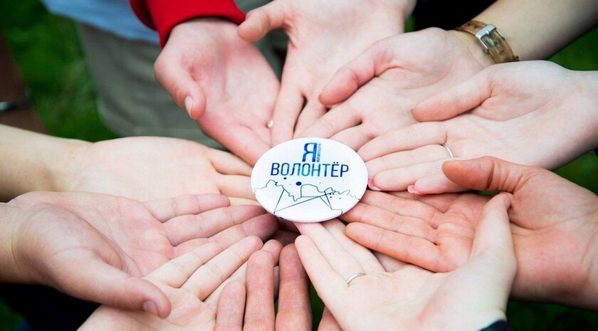 Волонтеры из Африки прибыли в Мелитополь с гуманитарной миссией Группа африканских волонтеров прибыла в Мелитополь в рамках международного гуманитарного проекта «Волонтеры мира». Делегация будет оказывать поддержку пожилым людям и многодетным семьям в Запорожской области. «В рамках визита африканские волонтеры оказывают поддержку пожилым людям и многодетным семьям в селах Вознесенка, Проминь и других населенных пунктах региона, участвуют в работе гуманитарного штаба в Запорожской области, а также помогают в благоустройстве волейбольной площадки в поселке Кирилловка», — рассказали ТАСС в пресс-службе «Волонтеров мира». Читать полностью