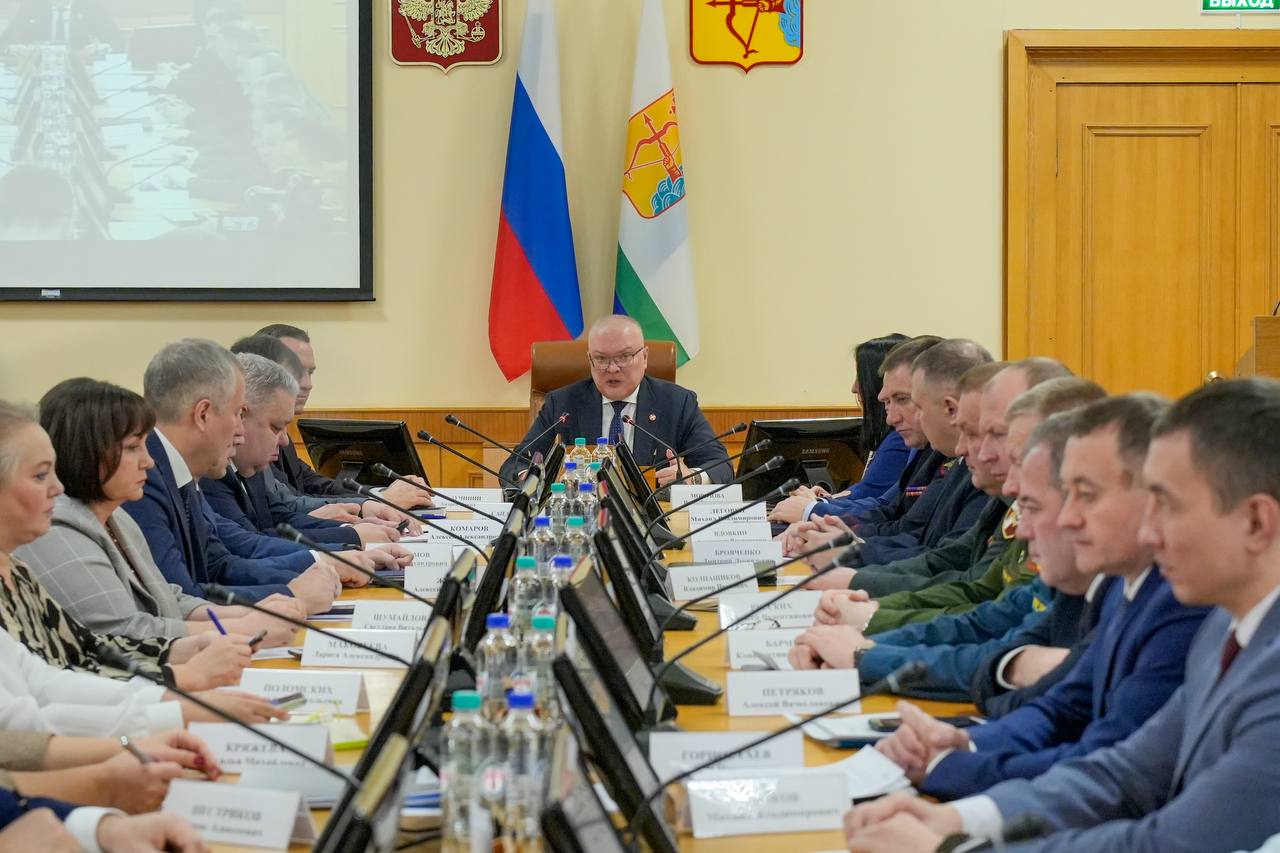 Губернатор Кировской области попросил прокуратуру вывести нерадивых подрядчиков на чистую воду Вопрос об исполнении федерального проекта Чистая вода сегодня поднял на еженедельном совещании глава региона Александр Соколов Председатель правительства Кировской области Михаил Сандалов доложил что прокуратурой после проведенных проверок были выявлены нарушения со стороны подрядчиков которые занимались строительством объектов В Советске готовность объекта составляет 83 в Омутнинске 76 в Вятских Полянах 75 В 2022 2024 годах подрядчики были признаны банкротами Исковые заявления поданы в суд ведутся процессы по взысканию с них авансовых платежей Прокуратурой Кировской области возбуждены уголовные дела сообщил председатель правительства Глава региона Александр Соколов поблагодарил органы прокуратуры за оперативную реакцию и попросил вывести нерадивых подрядчиков на чистую воду