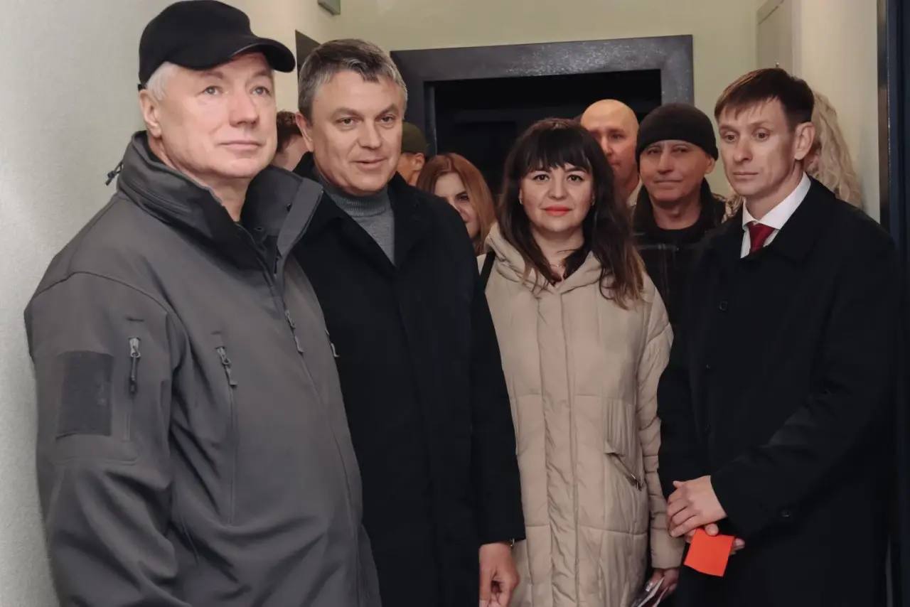 Марат Хуснуллин в Луганске вручил ключи от квартир жителям нового ЖК Авиатор Впервые за 11 лет в столице как говорится полетела первая ласточка жилищного строительства отметил вице премьер в своем канале в MAX Всего проектом по инвестдоговору между Фондом развития территорий и строительной организацией предусмотрено возведение 5 секций 9 этажки на 220 квартир Одна из них на 45 квартир введена в эксплуатацию ещё 2 сдадут в конце года а оставшиеся уже в 2026 году Кредитование в крупных банках ипотека под 2 годовых позволили установить конкурентную стоимость за квадратный метр жилья поэтому 85 жилых площадей в этом ЖК распродано Стоит точно отметить строит ЖК Авиатор местный застройщик он является участником свободной экономической зоны как и ещё 27 компаний Ими запланирован ввод жилья площадью порядка 900 тысяч квадратных метров