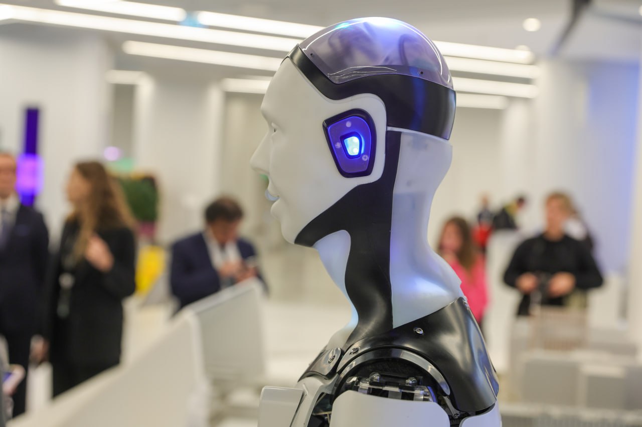 Яндекс вместе с нейробиологом академиком РАН Константином Анохиным с конца лета проводит эксперимент по изучению возможности проявления сознания у искусственного интеллекта ИИ Его авторы проверяют формируются ли у нейросети устойчивые предпочтения и своя точка зрения не заимствованная из текстов людей Цель разобраться как рождается мышление и характер Исследования в этой области ведут академические лаборатории и лидеры рынка ИИ в том числе китайские Alibaba и Baidu американская OpenAI британская DeepMind и др Представитель исследовательского проекта по созданию автономной личности AEON на основе ИИ рассказал что на вопрос чем эта личность хуже человека она ответила что у нее нет тела поэтому не может быть никакого чувственного опыта Речь шла не о теле робота а о теле через которое можно испытывать гормональные ощущения прикосновения и др вещи которые чувствует человек Зачем искать признаки осознанного мышления у искусственного интеллекта в материале РБК Фото Shatokhina Natalia news ru Global Look Press РБК в Telegram и MAX