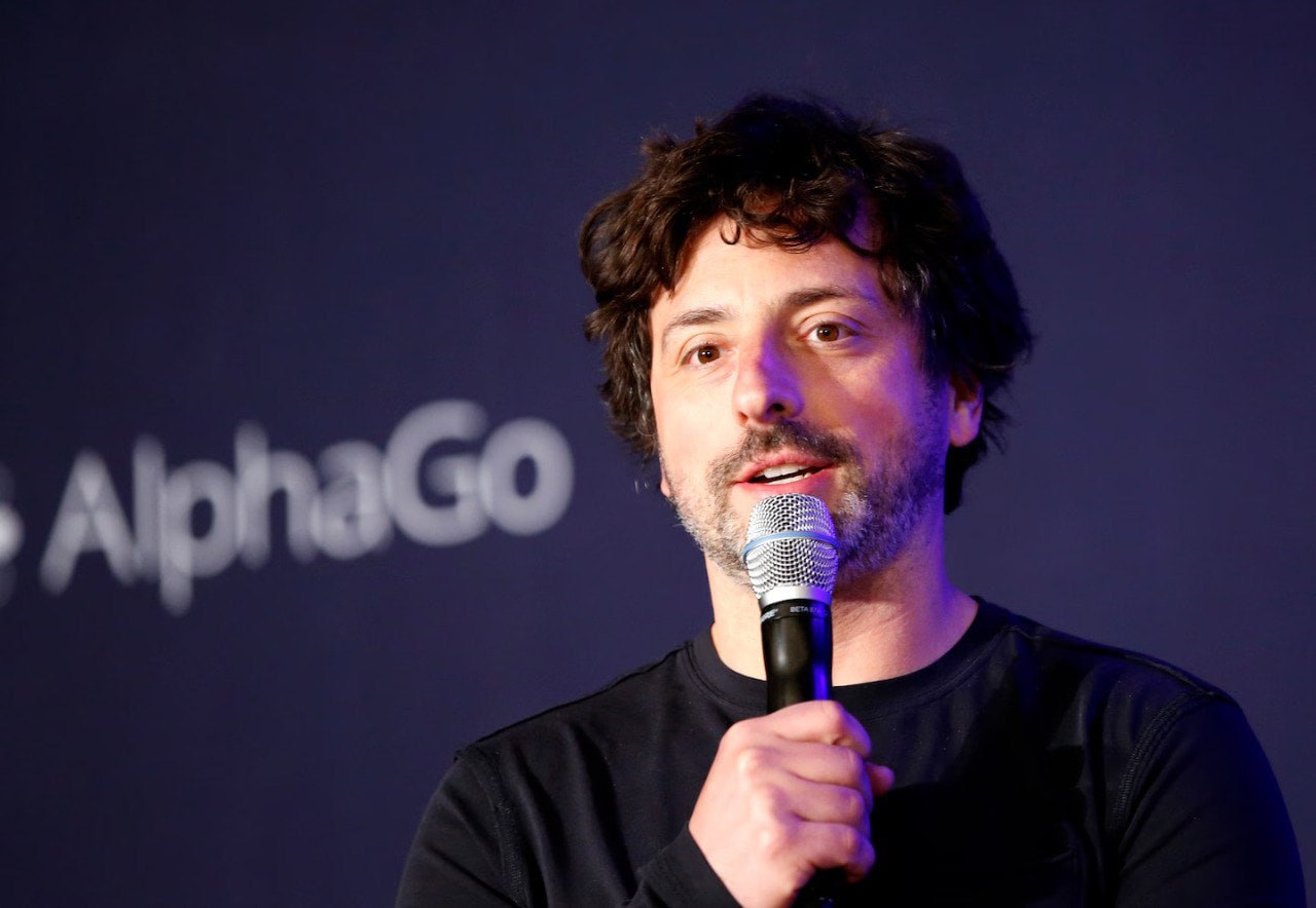 Обиделся он.... Соучредитель Google Сергей Брин назвал ООН «откровенно антисемитской» после отчета о технологических компаниях и секторе Газа. Его комментарий на внутреннем форуме компании появился в ответ на доклад Организации Объединенных Наций, в котором утверждалось, что Google наживается на «геноциде Израиля», как показывают скриншоты. «При всем уважении, разбрасывание термином «геноцид» в отношении Газы глубоко оскорбительно для многих евреев, которые пострадали от настоящих геноцидов. Я бы также был осторожен, ссылаясь на такие явно антисемитские организации, как ООН, в связи с этими вопросами» — написал Брин на форуме для сотрудников Google DeepMind, подразделения искусственного интеллекта компании, где рабочие обсуждали отчет, согласно скриншотам. Автором доклада ООН является ее специальный докладчик по оккупированным палестинским территориям, итальянский правовед Франческа Альбанезе. Представитель США в ООН потребовал ее отстранения, обвинив в антисемитизме и предвзятости по отношению к Израилю. В докладе ООН перечислены корпорации, которые, по мнению специального докладчика организации Альбанезе, должны быть привлечены к ответственности за военные действия Израиля в секторе Газа. В нём утверждается, что американские технологические гиганты воспользовались выгодной возможностью, возникшей в результате растущей потребности американских военных в вычислительных услугах и облачных хранилищах, обусловленной обширными данными, генерируемыми Израилем в секторе Газа. В докладе "ОТ ЭКОНОМИКИ ОККУПАЦИИ К ЭКОНОМИКЕ ГЕНОЦИДА" FROM ECONOMY OF OCCUPATION TO ECONOMY OF GENOCIDE подчеркивается контракт на облачные вычисления стоимостью 1,2 млрд долларов, который Израиль заключил с Google и Amazon в 2021 году под названием Project Nimbus, и утверждается, что они «вмешались в критически важную облачную и ИИ-инфраструктуру» после того, как внутреннее военное облако Израиля оказалось перегружено в результате атак ХАМАС. Источник: Тайны Кремля