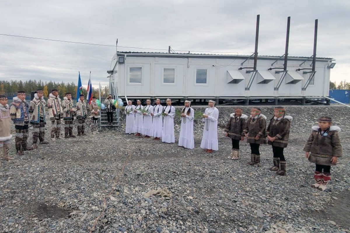 В Якутии планируют запустить три гибридных энергокомплекса В 2026 году в Якутии планируют запустить три автоматизированных гибридных энергокомплекса АГЭК которые будут работать на возобновляемых источниках энергии Об этом сообщили в министерстве ЖКХ и энергетики Якутии АГЭК устанавливают в труднодоступные и удаленные районы Каждый из них включает высокоэффективную дизельную электростанцию солнечную электростанцию и систему накопления энергии которые управляются единой автоматизированной системой В этом году автоматизированный гибридный энергокомплекс был введен в эксплуатацию в населенном пункте Сангар этап 1 и мобильный автоматизированный энергокомплекс в поселке Черский в следующем году планируется ввод в трех отдаленных и труднодоступных поселениях Усть Куйга Куйдусун Синск отметили в министерстве Использование солнечных электростанций и экономичных дизель генераторов позволяет существенно сократить объемы завоза традиционного топлива По данным министерства с 2021 по 2024 год благодаря 12 АГЭК удалось сэкономить 3 596 тонн дизельного топлива Далее yakutia info article 214516