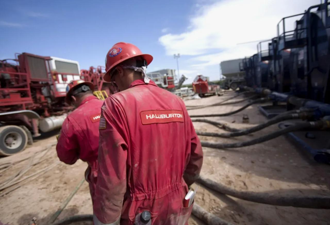 Вслед на ConocoPhillips американская нефтесервисная компания Halliburton начала сокращать персонал в США По словам источников как минимум три подразделения потеряли от 20 до 40 сотрудников Уже пишут об устойчивой тенденции на сокращение рабочей силы в нефтяной отрасли США в условиях роста издержек периода низких цен и волатильности рынка ConocoPhillips на этой неделе объявила о сокращении до 25 своего персонала в целях снижения затрат На что рассчитывал Трамп когда говорил Drill baby drill и одновременно ратовал за снижение цен на нефть Или рассчитывал на ОПЕК который будет снижать добычу для поддержания высоких цен даже теряя долю рынка Не вышло