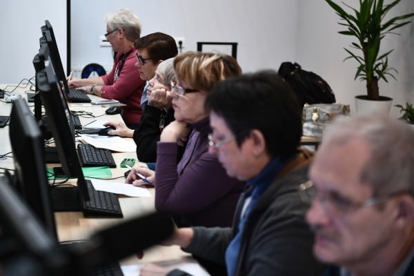Аналитики выявили увеличение числа приглашений на работу соискателям старше 50 лет За первые пять месяцев 2025 года зафиксировано увеличение на 95% — до 5,1 миллиона. Подсчёты вели компании hh. ru для «Известий». Как отметили специалисты, причина в дефиците кадров на фоне демографической ямы и рекордно низкой безработицы. Согласно данным рекрутинговой платформы, чаще всего претендентов предпенсионного возраста приглашают на должности рабочего и обслуживающего персонала в сферы логистики, продаж, строительства, недвижимости и производства. Подпишись на «Говорит Москва»