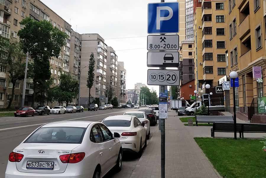 В Ростове сумма штрафов за парковку за год удвоилась и превысила 70 миллионов рублей. За первые шесть месяцев 2025 года сумма штрафов за неоплаченную парковку в донской столице составила 70,3 миллиона рублей. Год назад этот показатель был почти в два раза меньше — около 35 миллионов. Всего за полугодие платные парковки пополнили городской бюджет на 76,8 миллиона рублей, из которых 6,5 миллиона пришлись на оплату самих мест, а остальное — на штрафы. Для сравнения, ещё в 2022 году система принесла городу лишь 10,8 миллиона. При этом тариф на стоянку остаётся одним из самых низких в стране — 35 рублей в час, хотя штраф за неоплату составляет 1,5 тысячи. Власти обсуждают повышение цены до 70 рублей за час, но новая методика пока только проходит согласование в правительстве области. 1 2 Подписаться
