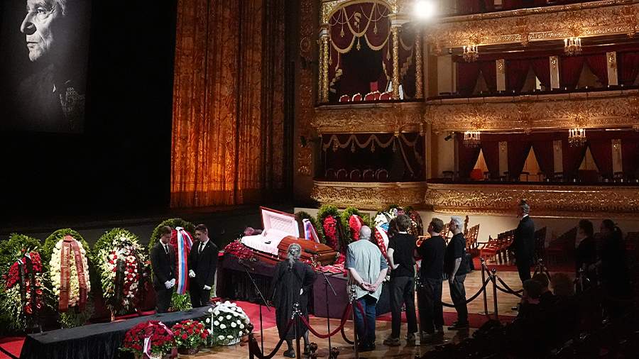 В Москве началась церемония прощания с Юрием Григоровичем В Москве стартовала церемония прощания с прославленным хореографом и народным артистом СССР Юрием Григоровичем. Траурное мероприятие проходит 23 мая в главном фойе исторического здания Большого театра. Попрощаться с великим балетмейстером пришли сотни людей, многие принесли с собой цветы, чтобы отдать последнюю дань уважения мастеру, ставшему легендой русского балета, передает корреспондент The Moscow Post. О смерти Юрия Григоровича стало известно 19 мая.