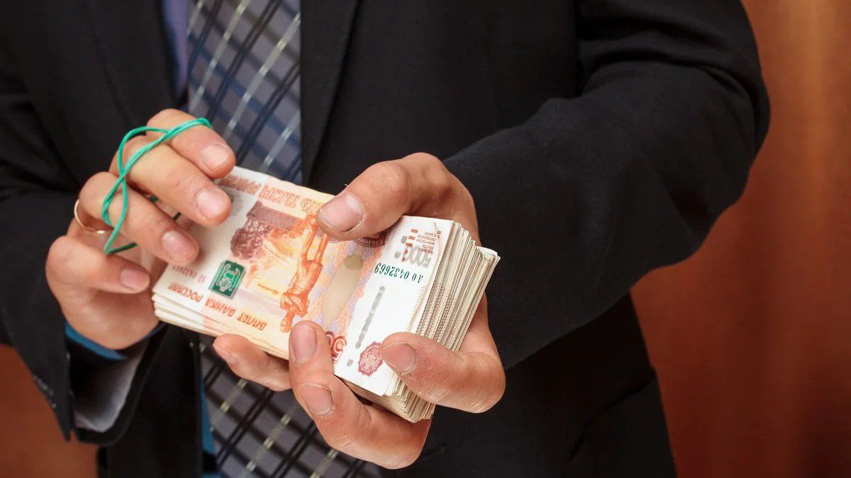 Топ-5 самых высокооплачиваемых вакансий Казани в мае Сервис SuperJob представил рейтинг наиболее доходных предложений на рынке труда столицы Татарстана: Замначальника сметного отдела – от 200 тыс.₽ Инженер по сельхозтехнике – до 180 тыс.₽ Мастер кузовного ремонта – от 150 тыс.₽ + жильё Медицина: ЛОР-врач от 150 тыс.₽ Продажи: Руководитель отдела от 150 тыс.₽ + бонусы По России в целом наибольший спрос сохраняется на медицинских специалистов, водителей категории Е и квалифицированных рабочих. Фото: Коммерсантъ / Евгений Павленко