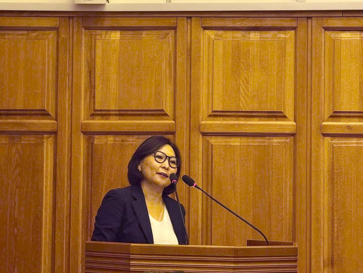 Бумба Герензала Мучкинова официально утверждена в должности вице премьера и постпреда Калмыкии при Президенте РФ Народный Хурал республики дал согласие на ее назначение Таким образом она больше не исполняет обязанности а занимает пост на постоянной основе Калмыкия Калмыкия Элиста Бумба c источник