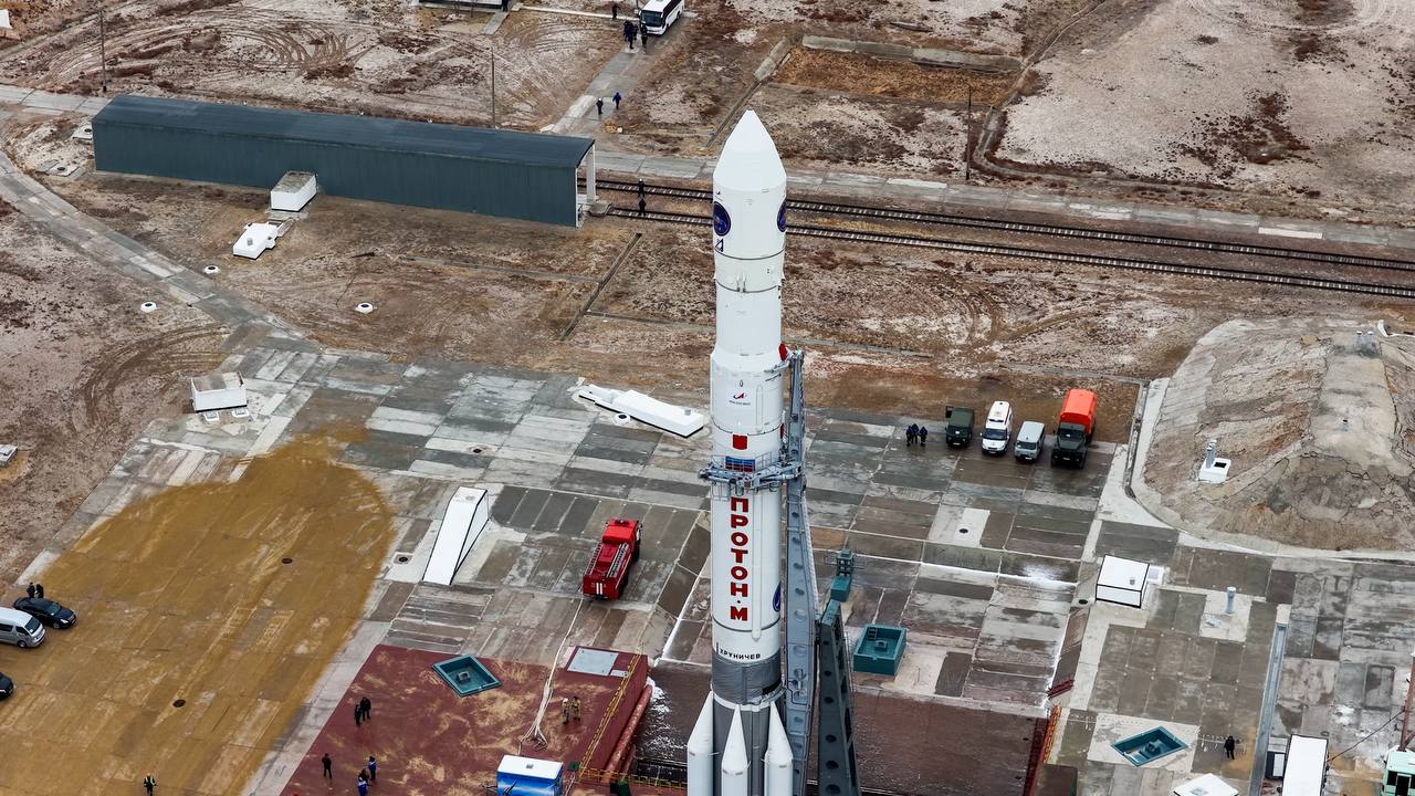 На космодроме Байконур перенесен пуск ракеты носителя Протон М специалисты выявили проблемы в разгонном блоке ракеты Как сообщили в Роскосмосе перенос не повлияет на запланированную научную программу и все задачи будут выполнены Ракета носитель Протон М предназначена для запусков различных космических аппаратов на орбиту Ракета может вывести на геостационарную орбиту до 3 3 тонн полезного груза Роскосмос IZ RU в Telegram в MAX