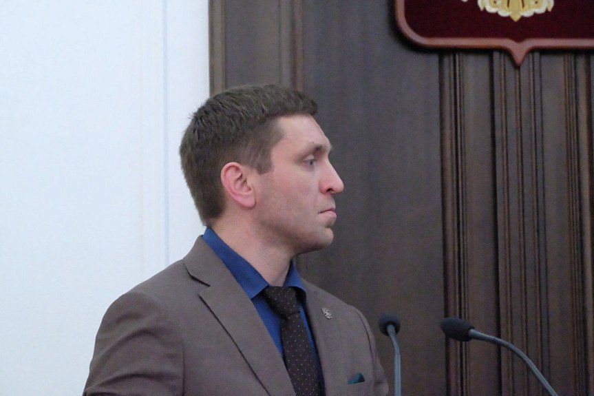 В Бурятии бывший министр будет коротать время в камере еще три месяца  Советский райсуд Улан-Удэ удовлетворил ходатайство следователя ФСБ и вновь продлил срок содержания под стражей в отношении теперь уже бывшего министра транспорта, энергетики и дорожного хозяйства Бурятии Александра Гоге. Он останется в камере СИЗО до 3 октября 2025 года. #Бурятия  Подробности в «Номер один»       Сообщить нам свою новость можно по кнопке:       Письмо в редакцию