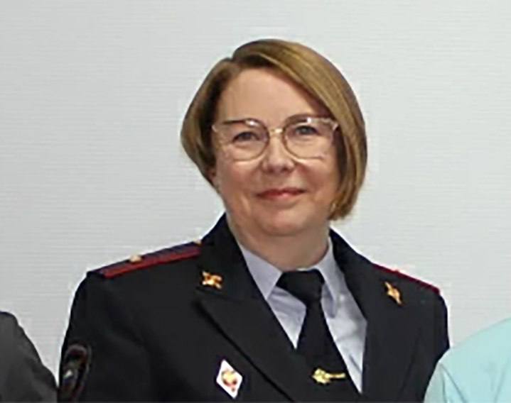 Прокурор запросил 13 лет колонии и 3,5 миллиона рублей штрафа экс-главе управления миграции УМВД ХМАО Семеновой. Ее обвиняют во взятках и вымогательстве. Защита не согласилась с выдвинутыми обвинениями и попросила оправдать Семенову. На последнем заседании адвокат заявил о недоказанности обвинений. Семеновой вменяется вымогательство взяток с подчиненных. Однако в суде бывший подчиненный вступился за нее, заявив, что инкриминируемое деяние якобы было «взаимопомощью среди сотрудников для оставшихся без премии коллег». Также подсудимую обвинили в получении 230 тысяч рублей от застройщика Норова «Норстрой» в обмен на внеочередную выдачу патентов мигрантам. Адвокаты заявили о близких отношениях Семеновой и Норова, а «деньги, которые обвинение инкриминирует как взятку, Норов давал ей по собственной воле, не ожидая взамен протекции по бизнесу». Главный политический канал Урала