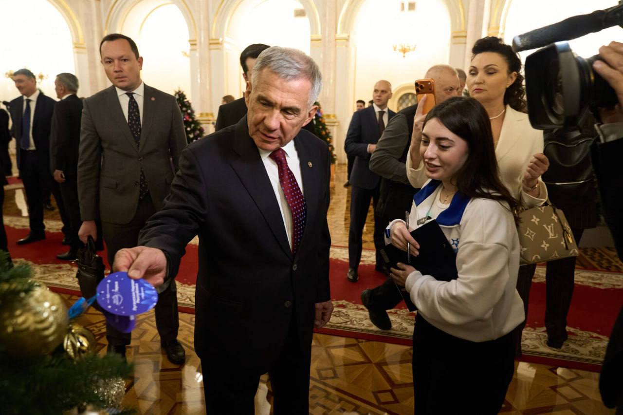 В преддверии Нового года Рустам Минниханов исполнит мечты еще пяти детей Накануне перед заседанием Госсовета РТ Раис Татарстана снял с ёлки желания семилетнего Амира и трехлетней Азалии Они живут в городе Бавлы а их отец защищает Родину на СВО На новый год Амир мечтает получить набор робототехники а Азалия кукольный домик Сегодня в Москве Рустам Минниханов также принял участие в акции 14 летний Эмир из Казани мечтает побывать в роли сотрудника ГИБДД пятилений Ильдан из Апастовского района хочет получить на новый год Яндекс станцию а трехлетняя Василиса из подшефного республике города Рубежное мечтает о детском электромобиле Отметим что в этом году от Татарстана свои заветные желания направили более 3 тыс детей На сайте елкажеланий рф или в мессенджере МАХ вы можете выбрать детскую мечту и подарить праздник тем кто особенно нуждается в заботе детям в трудной жизненной ситуации ребятам с особенностями здоровья сиротам и детям погибших участников СВО Подписаться на канал Наш канал в MAX