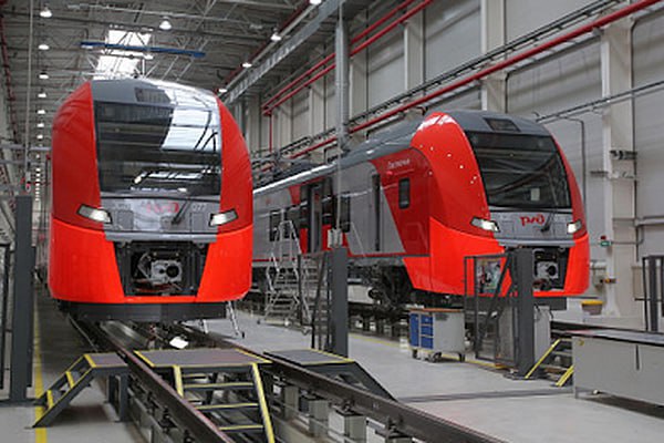 СТМ увеличила выручку в 32 раза АО Синара Транспортные машины СТМ входит в Группу Синара в январе сентябре 2025 года увеличило чистую прибыль по РСБУ в 3 3 раза по сравнению с аналогичным периодом прошлого года до 2 82 млрд рублей Выручка компании выросла в 31 5 раза до 54 76 млрд рублей Об этом свидетельствуют данные отчета компании Кредиторская задолженность компании увеличилась с 2 13 млрд рублей до 37 69 млрд рублей дебиторская с 13 32 млрд рублей до 40 52 млрд рублей Валовая прибыль выросла в 14 9 раз с 225 до 3 347 млрд рублей Также в 7 6 раз выросла прибыль от продаж с 346 до 2 650 млрд рублей В июле этого года стало известно что выручка СТМ по РСБУ в январе июне 2025 года увеличилась в 35 5 раз с 1 02 млрд рублей в аналогичном периоде прошлого года до 36 1 млрд рублей Фото logistics ru tzdjournal