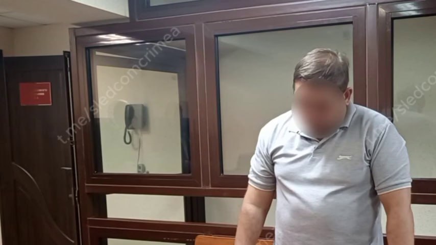 Бывший член Общественной палаты Крыма осужден за ДТП со смертельным исходом 7 сентября 2023 года действующий, на тот момент времени, член Общественной палаты Республики Крым, двигаясь по улице Киевская в Симферополе на личном автомобиле «выехал на встречную полосу, где столкнулся с двумя легковыми автомобилями», говорится в сообщении Следственного Комитета Крыма и Севастополя. Все трое участников ДТП были доставлены в больницу, где один из пострадавших скончался. Суд с учётом позиции государственного обвинителя приговорил мужчину к 3 годам лишения свободы условно с испытательным сроком на аналогичный период, сообщает Прокуратура РК. : тг-канал Следкома Крыма ВЕСТИ КРЫМ