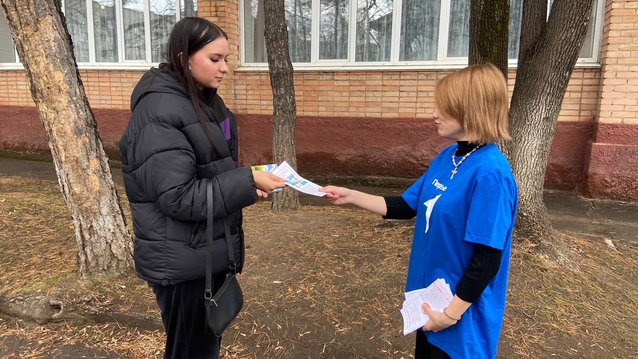 Молодежь против наркотиков    Волонтёры и активные студенты КГБПОУ «Приморский Индустриальный колледж» совместно с местным отделением «Движение Первых» провели профилактическую акцию «Молодежь против наркотиков».   На мероприятии студенты проявили креативность и инициативу, разработав яркие плакаты, которые привлекают внимание к проблеме наркомании. Каждый из них содержит важную информацию о вреде наркотиков и способах избежать зависимости.  Кроме того, участники акции раздали прохожим листовки с полезными советами и ресурсами для тех, кто нуждается в помощи.  Мы верим, что вместе сможем создать общество, свободное от наркотиков!    Присоединяйтесь к нам в борьбе за здоровое будущее!   #ДвижениеПервых  #ПервыеПриморскийКрай  #ПервыеАрсеньевскийГО  #МолодежьПротивНаркотиков  #ПИК