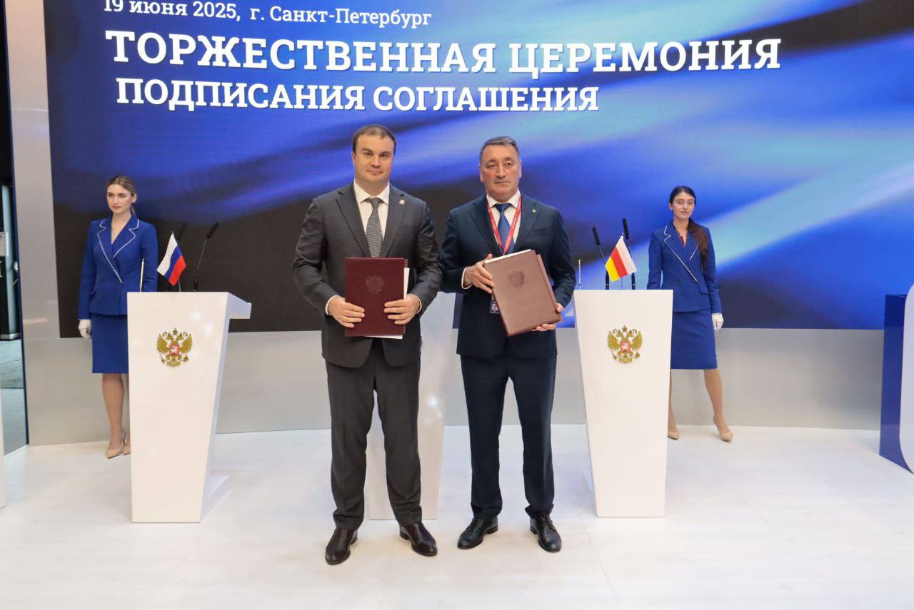 Омская область заинтересована в развитии двусторонних отношений с Южной Осетией. Провели встречу с председателем Правительства Республики Константином Хасановичем Джуссоевым. Обсудили вопросы взаимодействия и подписали план мероприятий на 2025- 2027 годы. Будем работать над вопросами взаимных поставок продукции промышленного и сельскохозяйственного производства, а также наладим обмен информационными материалами о туристических возможностях наших территорий. Пригласил в Омск - Культурную столицу России-2026 - культурных деятелей Республики Южная Осетия для участия в международном кинофестивале «Свидание с Россией. Сибирский характер», который запланирован на весну будущего года. Также договорились об участии представителей Республики в следующем международном этнокультурном форуме «Да будет дружба искренней и честной!», который традиционно проходит у нас в Омске в День России.