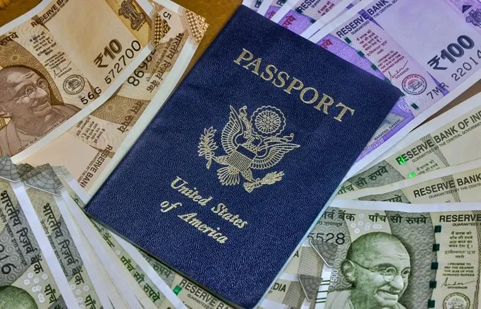 Госдепартамент США с пятницы начнет отзывать паспорта у граждан имеющих значительную задолженность по алиментам Мера впервые будет применяться не только при подаче заявления на продление документа но и в отношении действующих паспортов следует из разъяснений ведомства предоставленных Associated Press По данным Министерства здравоохранения и социальных служб HHS первыми под действие программы попадут около 2 7 тыс человек чья задолженность превышает 100 тыс В дальнейшем механизм будет распространен на всех родителей задолжавших более 2 5 тыс HHS пока собирает данные от агентств штатов поэтому точное число граждан с задолженностью выше установленного порога неизвестно Ведомство ожидает что речь может идти о многих тысячах держателей паспортов Фото NurPhoto Getty Images interfaxonline