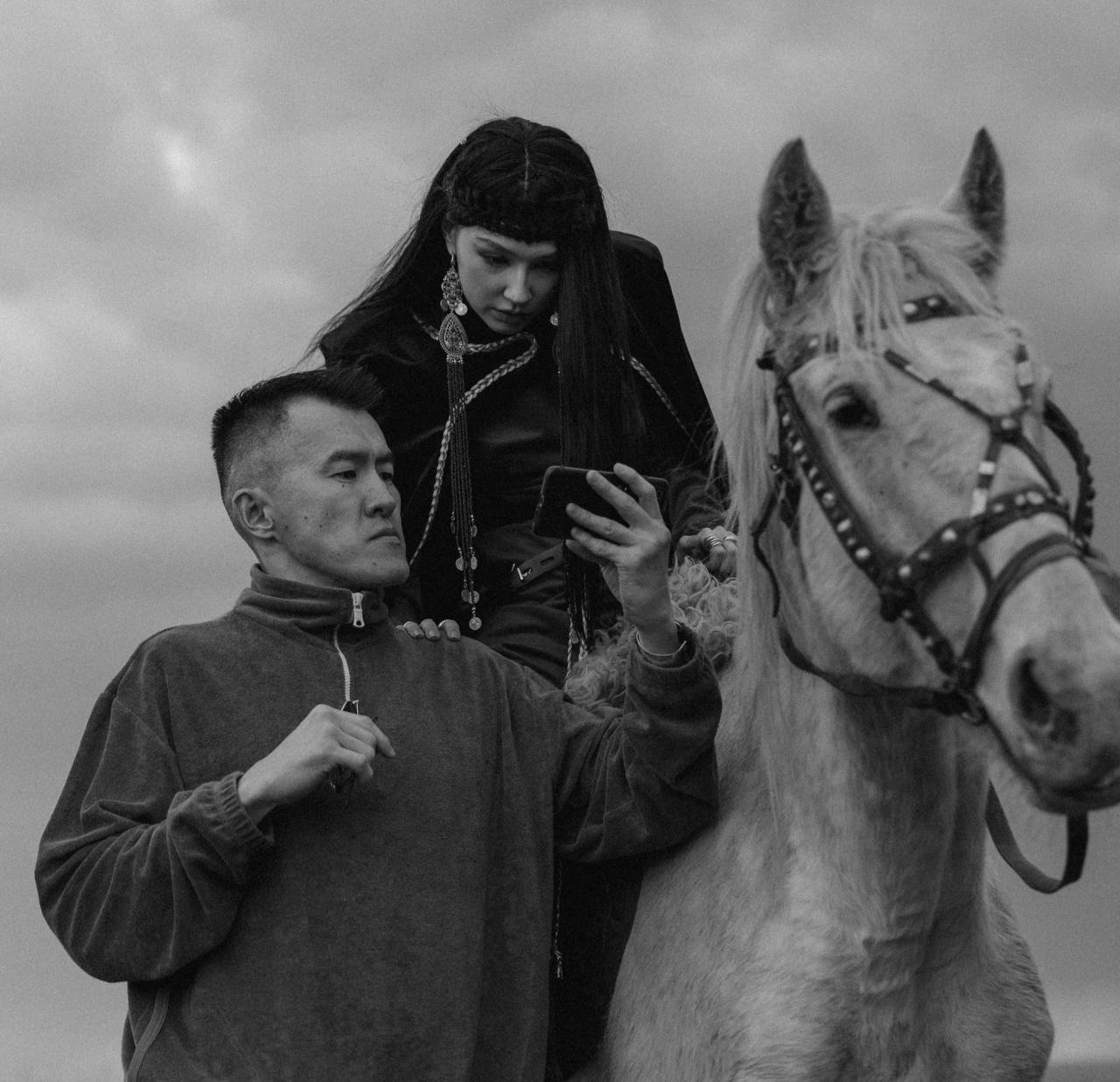 Забайкалец Баяр Барадиев снял клип для всемирно известной группы «AY YOLA» на хит «Homay» Вместе с группой и её исполнительницей забайкальский режиссер снимал клип в Республике Башкортостан. Природные красоты и башкирский эпос — в центре повествования. «Какая невероятная гипнотизирующая энергетика у Адель и всего трека «Homay», просто не оторваться», — написал Баяр в своем Telegram-канале. Трек «Homay» башкирской группы «AY YOLA» весной 2025 года завирусился в социальных сетях и стал мировым хитом, заняв шестое место в топе. Еще не видели клип? Смотрите в официальной группе музыкантов во Вконтакте Фото tg-канала Баяра Барадиева Подписывайтесь: