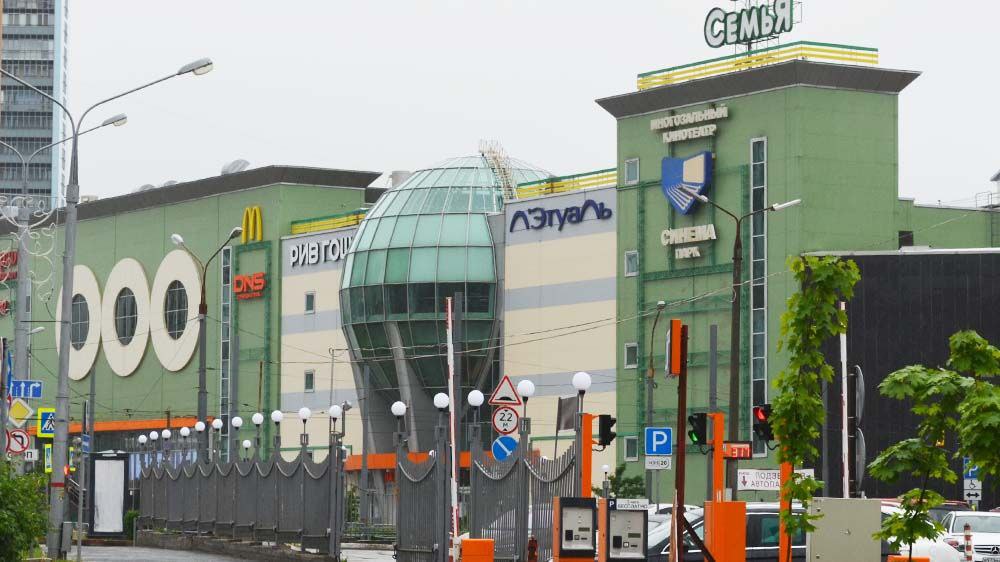 Пожарная система устроила потоп в пермском ТРК «Семье» 26 июня в пермском торгово-развлекательном комплексе «Семья» произошло затопление первого этажа. По словам очевидцев, поток грязной воды хлынул внутрь здания и образовал большую лужу у входа. Высказывались предположения, что произошел прорыв канализации. Однако, как пояснили в администрации ТРК, причиной стала авария в системе пожаротушения, повреждённой в ходе ремонта. Представитель комплекса сообщил, что затопление длилось недолго, а последствия инцидента уже устранены. Источник ЧП Пермь Прислать новость