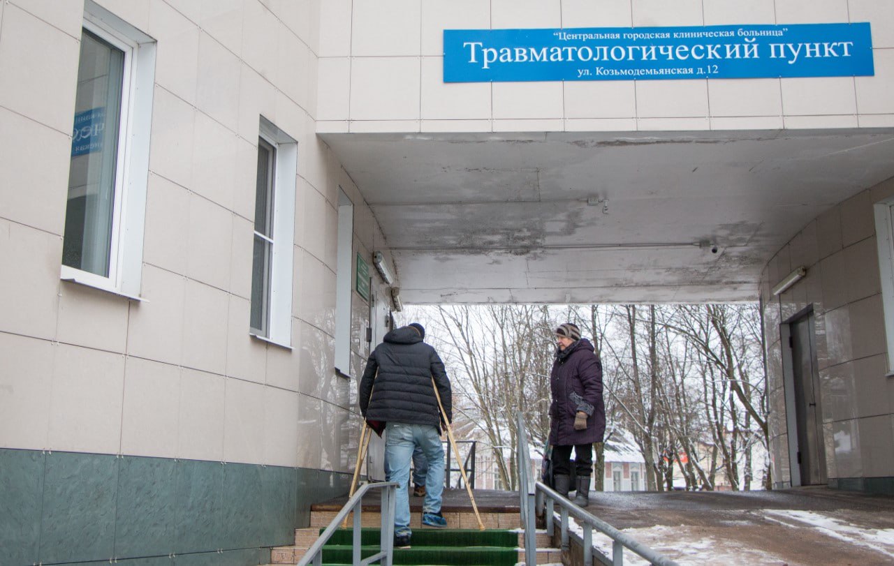 После первого снегопада в травмслужбы обратились 22 жителя Великого Новгорода Вечером 17 октября город накрыл плотный снег и на утренних улицах уже образовалась наледь Скользкие дорожки сразу дали о себе знать в травмпункт Центральной городской клинической больницы поступило 18 человек Ещё четверых с более тяжёлыми травмами привезли в клинику 1 Такую информацию опубликовало областное министерство здравоохранения