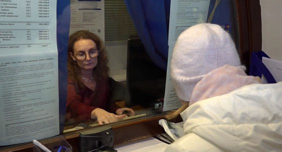 Москвичи отказываются ходить на спектакли по «паспортному контролю». Посещение театров рухнуло на 60% после введения правила продажи билетов по документам, а совокупный убыток составил 4,5 млрд рублей. Представители культурных учреждений выражают надежду, что эксперимент московских властей скоро закончится. Но особо рассчитывать на это не стоит. Футбольные фанаты долго бойкотировали вход на стадионы по Fan ID, пройдя все стадии принятия, но по итогу сдались.