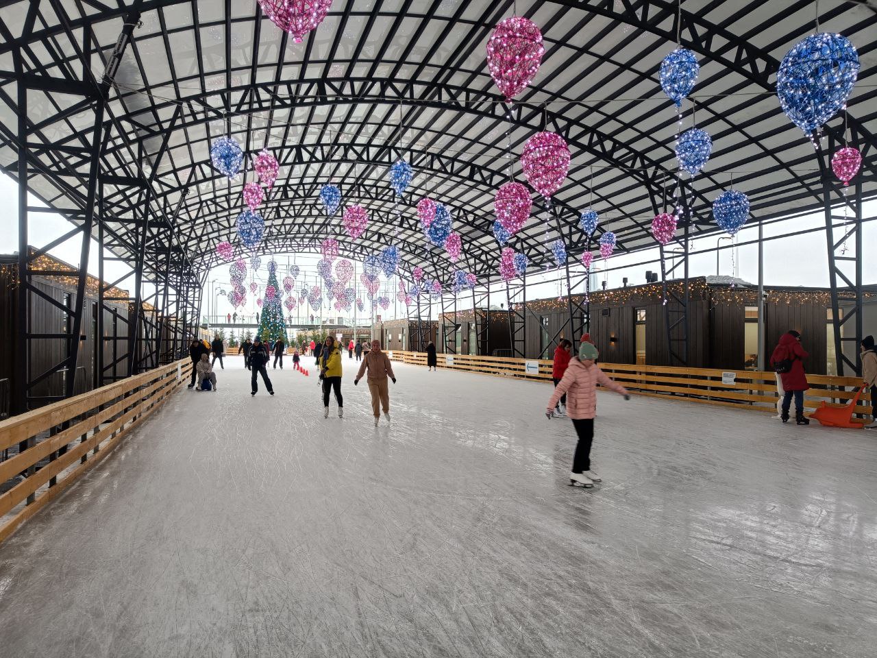 Нынешней зимой для любителей хоккея и катания на коньках откроется 160 ледовых площадок 94 будут расположены во дворах и на общественных территориях еще 43 площадки на территориях общеобразовательных учреждений Все они будут доступны для бесплатного посещения Также омичи и гости нашего города смогут посещать катки для массового катания Планируем к запуску 23 таких объекта среди них стадион Энергия стадион Юность стадион Факел мкр Крутая Горка стадион Шинник спортивная школа Крутая горка спортивная школа 28 территория у ледовой арены имени Леонида Киселева парк 300 летия города Омска и другие Здесь плата будет определяться исходя из предоставления услуг