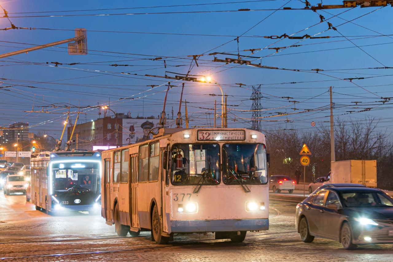 Власти Екатеринбурга до конца 2025 года заменят весь старый троллейбусный парк на новые машины. Городской бюджет уже заложил средства на закупку 50 современных троллейбусов. Обновление позволит ежедневно выпускать на маршруты 150 исправных единиц транспорта. Старые троллейбусы отправят на списание, а новые поступят без увеличенного автономного хода — так город приобретет больше техники за те же деньги. Фото: Igor_ekaterinburgski transphoto . #Екатеринбург #Троллейбусы #Новости_ГТ #Екатеринбург_ГТ Троллейбус Trolleybus