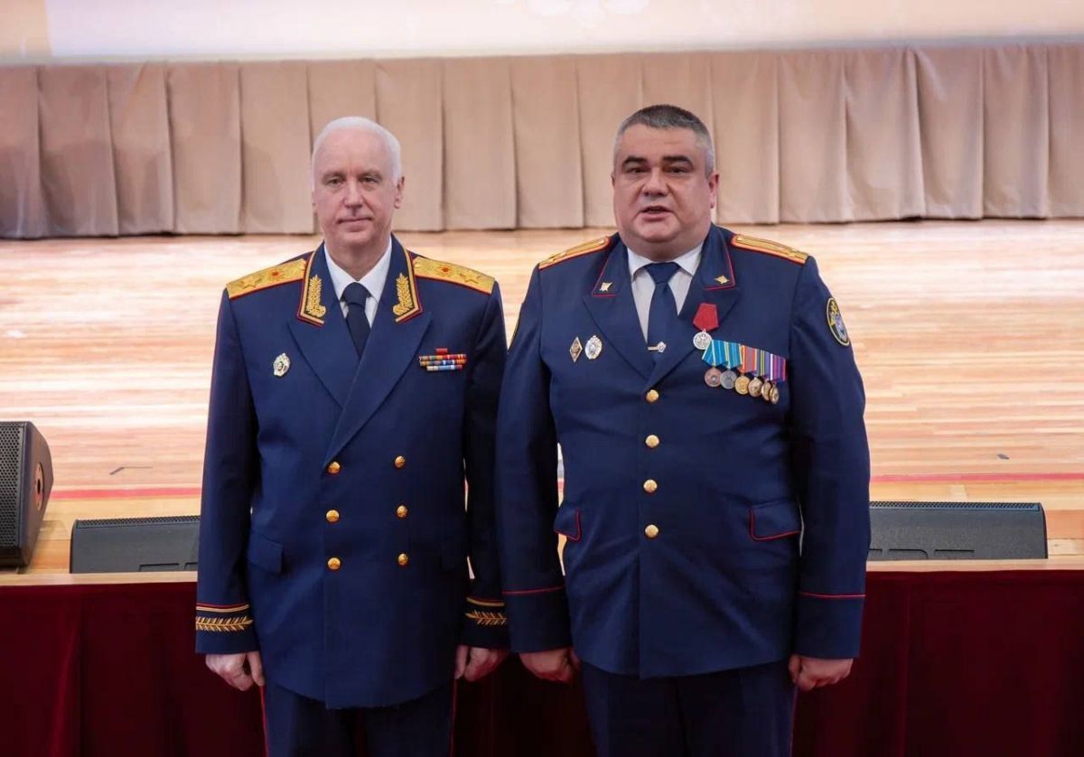 Глава Следкома наградил руководителя следственного отдела по городу Муром Председатель Следственного комитета Российской Федерации Александр Бастрыкин провёл торжественную церемонию, приуроченную ко Дню России. Во время мероприятия была отмечена работа сотрудников ведомства, среди которых выделился руководитель следственного отдела по городу Муром Александр Морозов. Полковник юстиции был удостоен высокой государственной награды. ↗ Прислать новость Подписаться