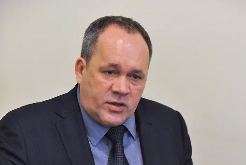 Скрывающийся за рубежом экс глава МРСЭН Юрий Шульгин заочно приговорён к 22 годам колонии строгого режима Он признан виновным по ч 3 ст 210 ч 4 ст 159 ч 4 ст 174 1 УК РФ организация преступного сообщества с использованием служебного положения особо крупное мошенничество и отмывание преступных доходов Созданное им преступное сообщество вывело около 15 млрд рублей из энергосистемы РФ под видом исполнения договоров не связанных с профильной деятельностью Курируя поставки электроэнергии в регионах и сбор платежей с населения и юрлиц Юрий Шульгин и его сообщники умышленно создавали задолженность перед поставщиками электроэнергии ссылаясь на неплатежи потребителей а сами тратили их на сторонние цели В состав ОПС входили экс руководители Архэнергосбыта Вологдаэнергосбыта Роскоммунэнерго Хакасэнергосбыта и Челябэнергосбыта среди фигурантов был брат осужденного Игорь Шульгин а также Елизавета Сахно Вадим Литвинов Светлана Никодимова Иван Ворачев Николай Кривцунов и экс руководитель обанкротившегося Мосуралбанка Николай Корнеев который аккумулировал средства мошенников и выводил их из РФ Большинство сообщников Шульгина уже осуждены Суд также удовлетворил гражданские иски потерпевших Россети Северо Запад Россети Сибирь и Россети Урал Имущество Шульгина на 621 млн рублей подлежит конфискации Также Юрия Шульгина обязали уплатить штраф в размере 7 млн рублей