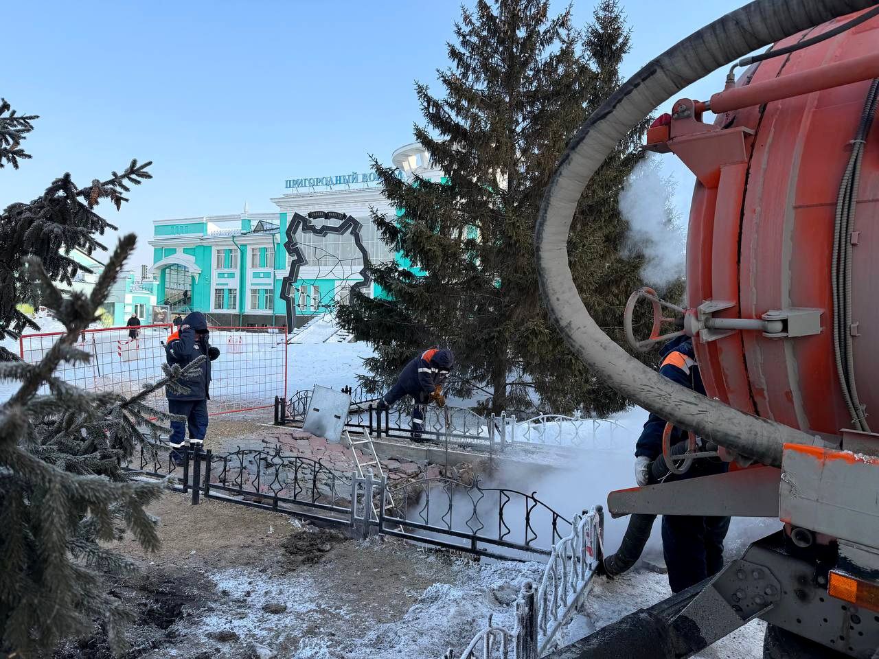 На трубопроводе у Привокзальной площади произошла крупная авария Часть домов в Ленинском округе остались без отопления из за крупной аварии на ТЭЦ 2 которая произошла этой ночью В результате повреждения на теплосетях ограничено теплоснабжение в 67 многоквартирных домах 6 социальных учреждениях и 23 административных зданиях Сейчас часть тепловой нагрузки перенесли на ТЭЦ 5 а на месте порыва работают 17 человек и 11 единиц техники Ход ликвидации аварии взяла на контроль прокуратура Ремонтные работы должны быть завершены в течение дня Учитывая что уже к вечеру похолодает до 30 C им действительно стоит поторопиться А у вас дома тепло Подпишись на Омск Изнанка