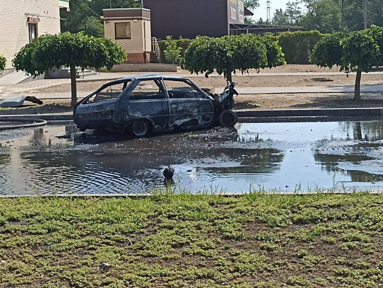 В результате вражеской атаки БпЛА в Новой Каховке поврежден легковой автомобиль, двое человек получили травмы "Пострадавшие доставлены в Новокаховскую центральную городскую больницу. На месте происшествия работает пожарная служба", — сообщили в Новокаховской администрации. ПОДПИСАТЬСЯ НА ТАВРИЮ