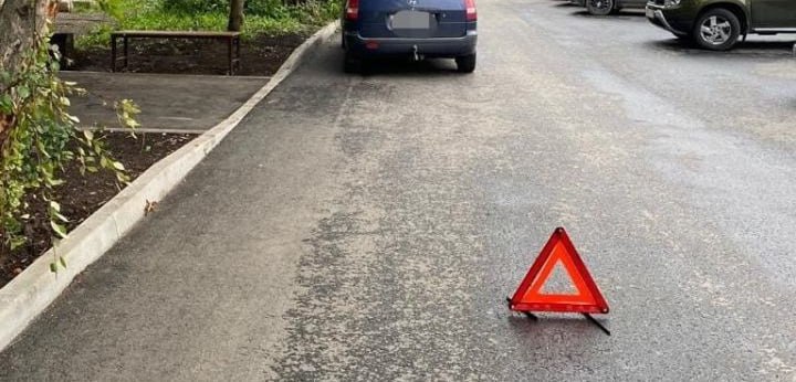 Восьмилетняя девочка попала в больницу после наезда иномарки в Казани Во дворе дома №5 на улице Рашида Вагапова сбили 8-летнюю девочку. ДТП произошло вчера вечером, сообщили «Татар-информу» в городской Госавтоинспекции. «Водитель автомобиля Kia совершил наезд на 8-летнюю девочку, которая выбежала на дорогу из-за припаркованных автомобилей», – рассказала агентству начальник отделения пропаганды безопасности дорожного движения отдела Госавтоинспекции УМВД России по Казани Алия Валиева. Известно, что ребенок находился во дворе без сопровождения взрослых. Со ссадинами и ушибами пострадавшую девочку увезли в ДРКБ. Подпишитесь: