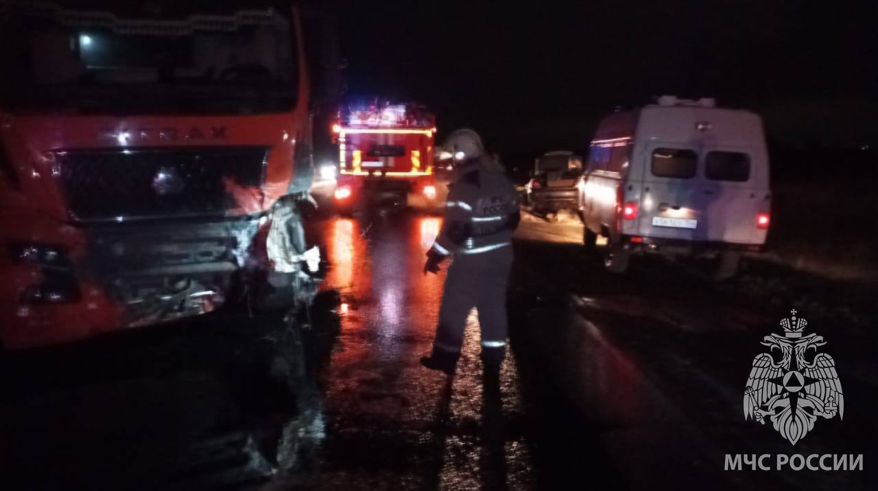 Специалисты МЧС России деблокировали погибшего в ДТП В Гайском муниципальном округе на участке трассы М-5 произошло столкновение грузового и легкового автомобилей. В легковом автомобиле один человек получил травмы, 3 погибли. Специалисты МЧС России при помощи гидравлического аварийно-спасателя инструмента деблокировали погибшего водителя легкового автомобиля. Информация оперативная, уточняется. Уважаемые водители! Внимание и осторожность – это главные принципы поведения, которых следует неукоснительно придерживаться при вождении. Превышение скорости, пренебрежение правилами дорожного движения или управление неисправным транспортным средством может стать причиной трагедии. MAX