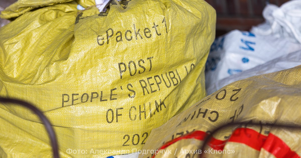 В России предложили приравнять склады для сборки заказов к наливайкам В Совете Федерации предложили полностью запретить размещать склады для сборки заказов электронных торговых площадок в многоквартирных домах Автором законопроекта стал сенатор Олег Голов Парламентарий направил письма с данным предложением министру юстиции РФ Константину Чуйченко и главе Минпромторга Антону Алиханову с просьбой дать оценку предлагаемым изменениям в законодательство При этом инициатива не касается самих пунктов выдачи заказов Функционирование создаёт существенные неудобства для жителей ночной шум от разгрузочных операций повышенная пожарная нагрузка интенсивный транспортный поток блокирование придомовой территории и затруднение проезда спецтранспорта нарушение санитарно эпидемиологических норм психологический дискомфорт от превращения жилого дома в логистический узел считает парламентарий