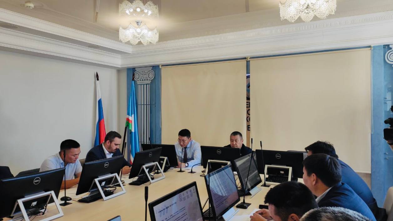 В Якутии в 2025 году планируют отремонтировать более 137 километров дорог Строительный сезон в Якутии находится в самом разгаре В 2025 году в рамках национального проекта Инфраструктура для жизни в республике планируется привести в порядок 137 2 километра автодорог Из них 109 4 километра составляют региональные трассы связывающие районы еще 15 74 километра приходится на новые дороги в Якутске а 12 километров на улицы и магистрали в опорных городах Алдане Нерюнгри Мирном и Ленске По словам властей первые результаты уже заметны В Якутске завершен ремонт в микрорайоне Тускул и в селе Сырдах Если учитывать работу с 2019 года то за этот период в столичной агломерации было приведено в нормативное состояние почти 200 километров дорог Этим летом дорожные бригады трудятся сразу на 16 участках по всей республике Работы идут на трассах Умнас Нам Амга Оймякон и других направлениях Где то укрепляется основание где то уже укладывают новый асфальт Отмечается что участок дороги Нам удалось сдать досрочно Особое внимание уделяется мостам ремонтируются переправы через Малую и Большую Черепаниху а также через реку Вилюй На сегодняшний день выполнено уже 38 запланированного объема Отдельно подчеркивается что впервые в истории благодаря федеральной поддержке масштабные работы развернулись в малых городах с населением от 20 тысяч человек В 2025 году обновление дорожной сети охватывает Алдан Нерюнгри Мирный и Ленск География ремонтов охватывает практически всю республику Подрядные организации по данным региональных властей справляются с поставленными задачами в срок План по дорогам этого года обещают выполнить полностью Фото ТГ Канал ДимДимыч Brief