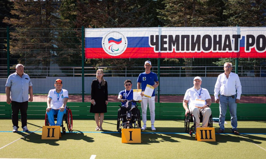 Хабаровчанин Денис Тен стал чемпионом России по стрельбе из лука   Спортсмен одержал победу среди лиц с поражением опорно-двигательного аппарата. Соревнования проходили в Алексине с 3 по 8 сентября. Их участниками стали  90 спортсменов из 23 регионов России.   – Мы трудились весь год ради этого старта, понимая его важность. Мы тщательно разобрали ошибки, разработали эффективную схему тренировок и много тренировались на летних лукодромах под открытым небом. Именно сборы сыграли ключевую роль в этой победе, – рассказал тренер спортсмена Денис Тимошенко.    Чемпионат России стал заключительным стартом в нашей стране для Дениса Тена в этом году. В дальнейшем спортсмен может принять участие в международных соревнованиях в Черногории.