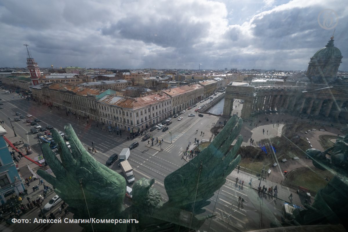 Петербург посетили более 5 млн туристов за первое полугодие 2025 года Турпоток в Петербурге с января по июнь 2025 года превысил 5 млн человек, это на 10-12% больше показателей за аналогичный период 2024 года. Об этом «Ъ-СПб» сообщил комитет по развитию туризма 25 июня. В частности, с 1 по 11 мая город на Неве посетили 950 тыс. гостей, это на 13% больше чем в начале последнего месяца весны прошлого года. Вклад туристов в экономику города за эти дни оценивается более чем в 35 млрд рублей. Благодаря расширению географии охвата механизма электронной визы и активной программе продвижения Петербурга на международных туристических рынках растет количество путешественников из-за рубежа. Чаще всего в город на Неве посещают туристы из Китая, Ирана, Турции, Саудовской Аравии и Индии. Из стран СНГ больше всего гостей приезжает из Беларуси, Узбекистана, Казахстана, Азербайджана и Кыргызстана.