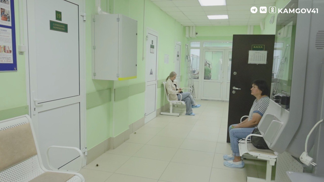 Обновленная поликлиника Вилючинской городской больницы открыла свои двери для пациентов. Для удобства пациентов регистратуру перенесли на первый этаж. Помимо косметической отделки, был установлен подъемник для маломобильных пациентов. Также был приобретен новый анализатор для биохимической лаборатории, что позволило обрабатывать больше проб. Капитальный ремонт выполнили в рамках программы «Модернизация первичного звена здравоохранения» нацпроекта «Здравоохранение» #камчатка #камчатскийкрай #ремонт #здравоохранение #медицина