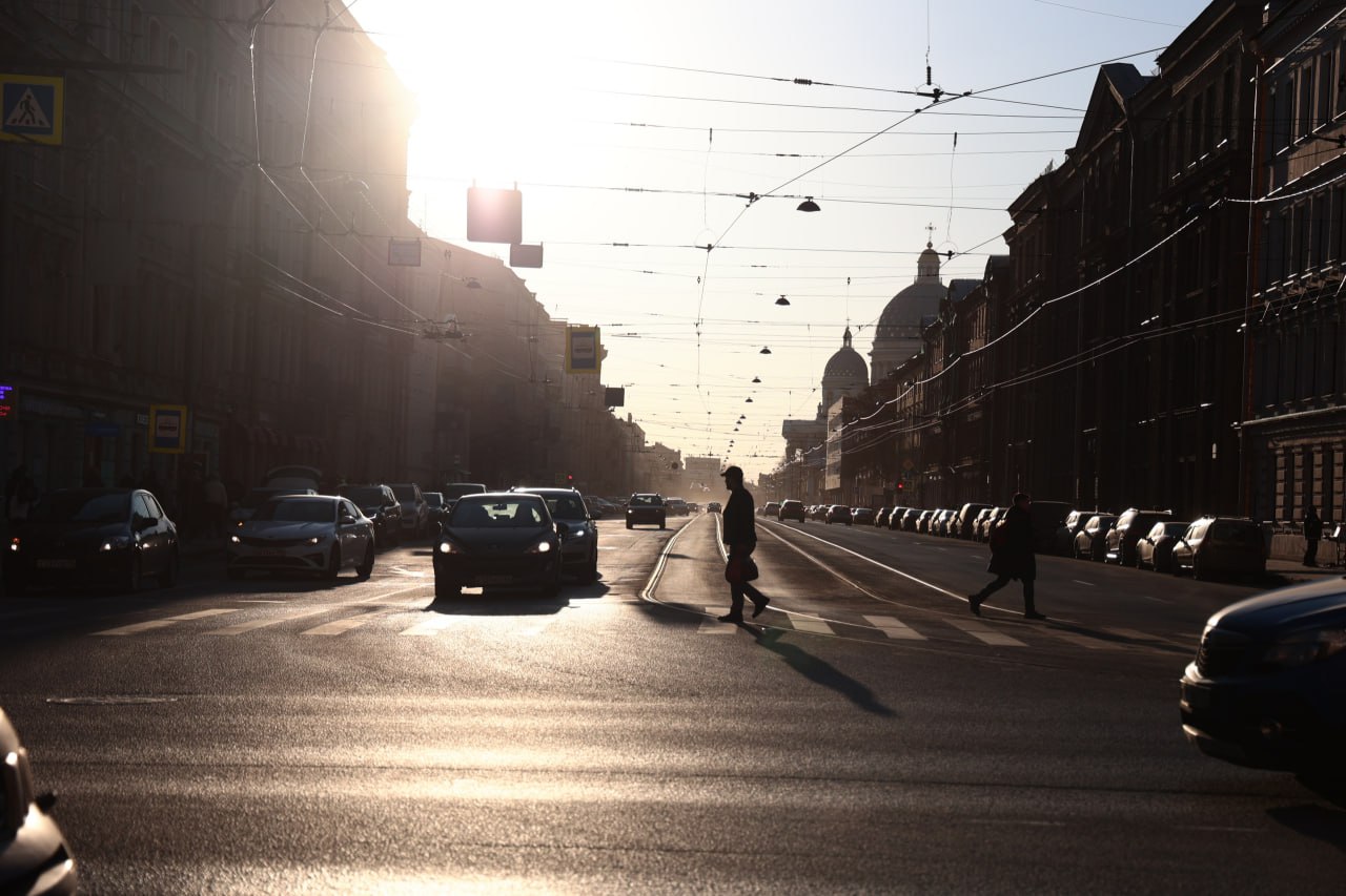 Солнце светило в Петербурге в октябре 64 часа Всего в течение месяца наблюдалось 18 ясных дней В наиболее солнечные периоды количество солнечных часов может превышать 100 часов а в 2005 году даже достигало 120 часов сообщил главный синоптик города Александр Колесов В последнюю неделю солнце практически не появлялось Лишь 27 числа светило 20 минут Общее сияние за десять дней составило 1 7 часа Для сравнения в 1996 году солнце светило 2 1 часа Фото Дарья Каменская Город Подпишись на Город