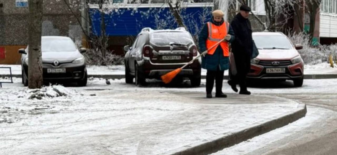 Зима лихорадит города и села.   Обратили внимание, что губернатор области Вологодской Георгий Филимонов сделал акцент на крайне некачественной уборке территорий управляющими компаниями. Для достижения положительного эффекта мало наказаний для нерадивых коммерсантов в виде штрафа и порицания мэром. Однако других полномочий у администрации нет. А депрессия с отзывом лицензии приведет к еще большему коллапсу во дворах.   Разгребать историю с уборкой снега даже во дворах и проездах в Вологде придется муниципальной компании. Между прочим, не бюджетный счет. Как поступить с компенсацией денег, будет решать городская администрация Вологды. Мера вынужденная, но эффект - в приоритете. Народ должен комфортно жить.   В Череповце ситуация иная. Не до такой степени управляющие компании балованные властью. Стараются убирать. Однако есть и негативная статистика контроля за уборкой - это 77 предостережений, 25 предписаний, 2 протокола об административных правонарушениях. Управление по развитию городских территорий долбит нерадивых руководителей управляющих компаний почти ежедневно.   Осуществляется контрольные мероприятия и рейды. Мэр Череповца Вадим Германов сообщает, неудовлетворительное качество уборки зафиксировано лишь в 1-2% дворовых территорий.   Интересно, хотя не было малейшего намека на участие администрации Череповца в ликвидации дворового безобразия, в отличие от Вологды, специалисты муниципальных компаний самостоятельно устраняют выявленные нарушения во дворах.   «Если территория не прибрана, двор берем в работу незамедлительно. Расслабившиеся УК и ТСЖ бодрим и стимулируем всеми возможными способами.   Работу эту не останавливаем, трудимся и в снегопад, и в ледяной дождь» - докладывает мэр Череповца Вадим Германов.