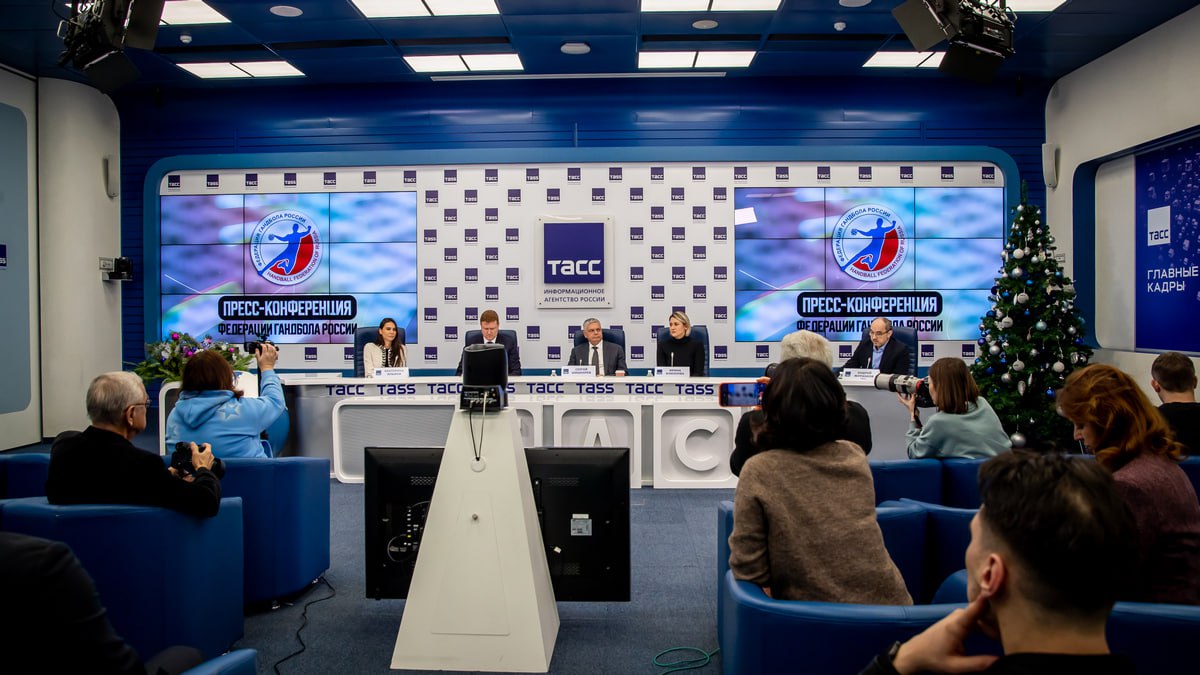 Гала матч к юбилею победы в Рио 2016 планы по возвращению на мировую арену и итоги 2025 года   В пресс центре информационного агентства ТАСС в Москве прошла пресс конференция ФГР Основными темами обсуждения стали итоги 2025 года участие делегации ФГР в работе Конгресса Международной федерации гандбола перспектива возвращения россиян на международную арену и мероприятия в честь десятилетней годовщины победы женской сборной России на Олимпиаде 2016 В качестве спикеров выступали председатель Высшего Совета ФГР Сергей Шишкарёв статс секретарь заместитель министра спорта Российской Федерации заместитель председателя Олимпийского комитета России Александр Никитин олимпийские чемпионки Рио 2016 Ирина Близнова и Екатерина Ильина Также на прямой связи из Краснодара с участниками мероприятия находился заслуженный тренер России наставник женской олимпийской сборной 2016 года Евгений Трефилов Собрали все ключевые заявления на этом мероприятии в объемном материале опубликованном на нашем сайте Максим Серёгин ФГР