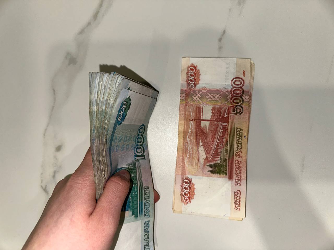 Средняя зарплата в Самарской области достигнет 100 тыс рублей к 2027 году По данным за 7 месяцев 2025 года средняя заработная плата в Самарской области преодолела планку в 74 000 рублей Об этом сообщил глава минэкономразвития региона Павел Финк на расширенном заседании комитета по бюджету налогам экономической и инвестиционной политике Губернской Думы Если сравнивать с аналогичным сроком 2024 года номинальный размер оплаты труда вырос на 13 2 Реальный доход учитывающий инфляцию прибавил 2 3 Также статистика показывает повышение среднедушевых доходов граждан которые в первом полугодии составили почти 54 000 рублей рассказал чиновник По расчетам властей к концу текущего года средняя зарплата достигнет 80 000 рублей а через два года приблизится к 100 000 Рост среднедушевых доходов прогнозируется до 58 000 рублей в 2025 году и до 72 75 000 рублей в 2027 м ГТРК Самара MAX lВК lОК lСАЙТ