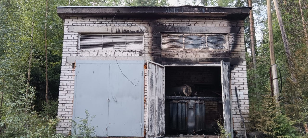 Город Лахденпохья оказался обесточен сегодня утром, рассказала глава районной администрации Оксана Жесткова. По ее словам, аварийное отключение электроснабжения произошло из-за возгорания в ТП на улице Трубачева.  Сейчас пожар ликвидирован. Без электроснабжения остаются некоторые улицы и дома второго городка. Энергетики планируют переключиться на другую ЛЭП и разбираются в причинах возгорания.