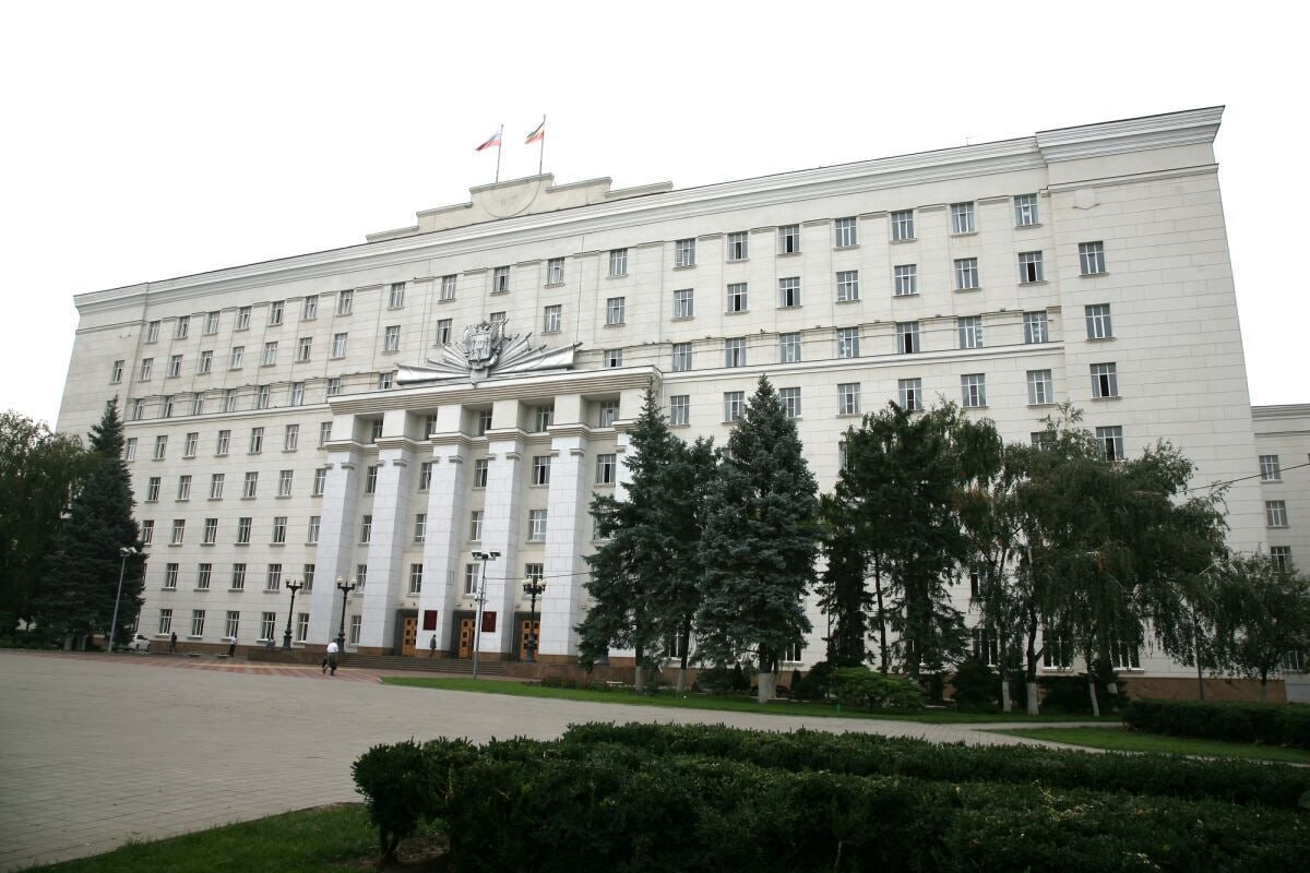 В Ростовской области крупные кадровые перестановки Губернатор Юрий Слюсарь объявил о новых назначениях в правительстве региона Обновления затронули ключевые посты Кто пришел Олеся Старжинская новый заместитель губернатора Бывший проректор РостГМУ будет курировать здравоохранение соцразвитие и труд Кирилл Баранчук возглавил минимущества У него уже есть солидный опыт в этой сфере Наири Варданян и о министра здравоохранения Ранее руководил городской поликлиникой Также бывший министр спорта Самвел Аракелян стал советником губернатора domostroyrf